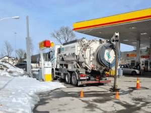 bildet viser en lastebil på en bensinstasjon bakfra