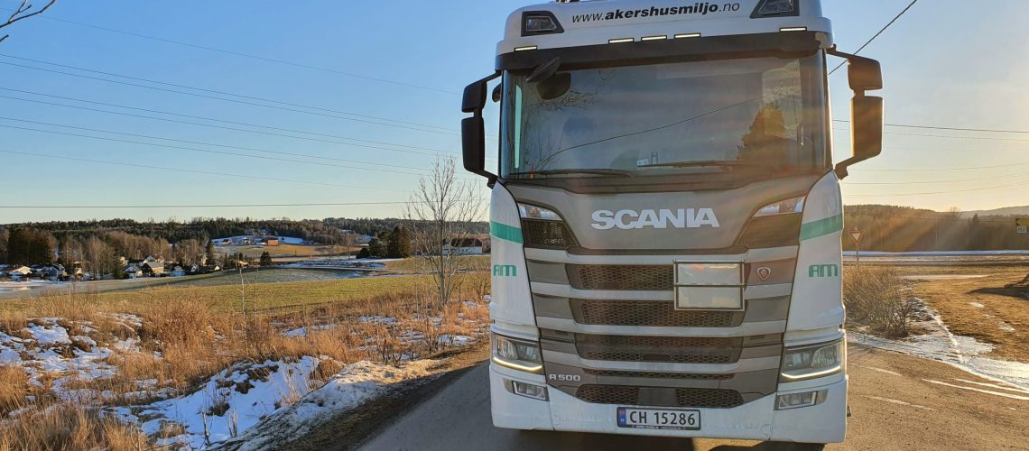 Bildet viser en lastebil som kjører mot kamera