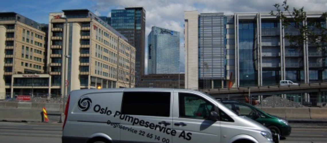 bildet viser Varebil foran blokker