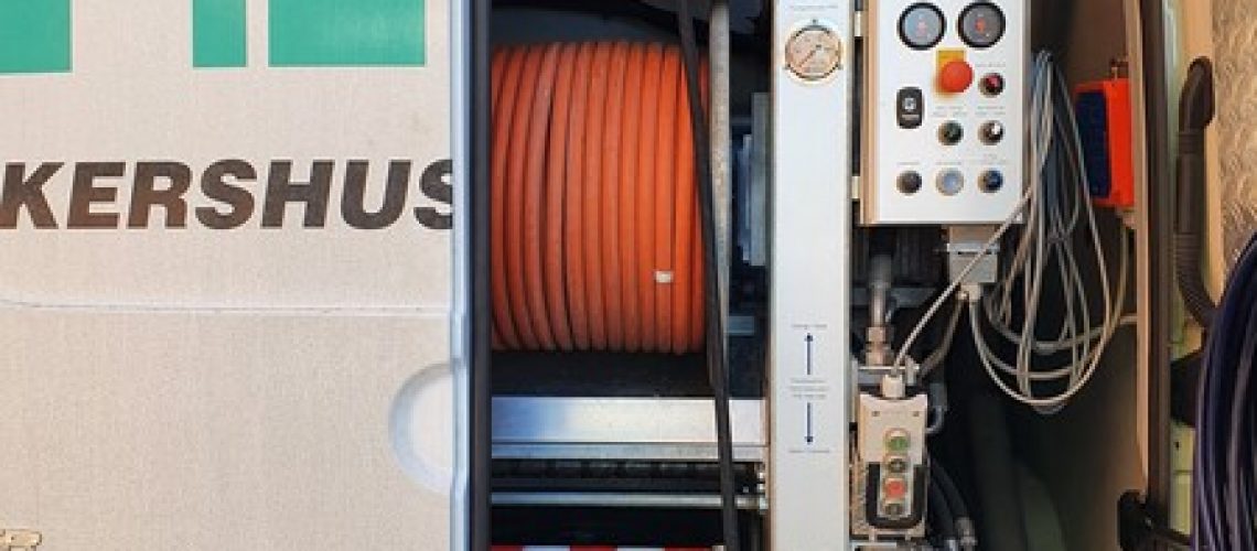 bildet viser bil med diverse rørutstyr i bagasjen